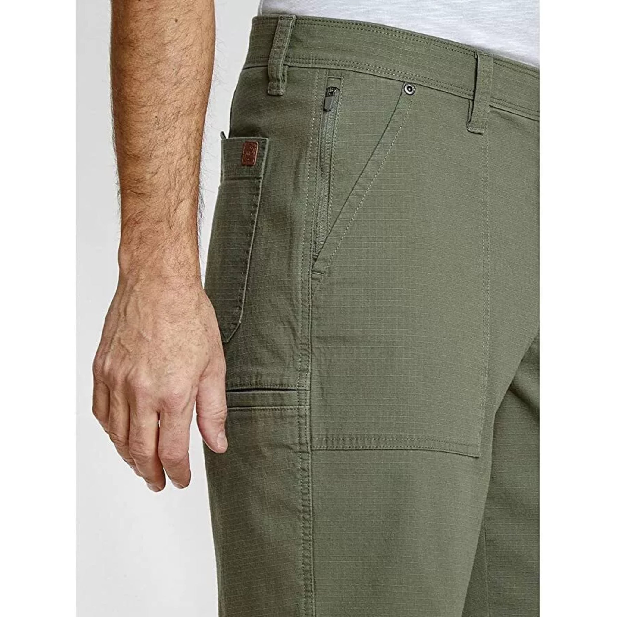 Men's weatherproof cargo-style shorts with 6-pocket design, lightweight breathable stretch fabric, straight cut, and ultra comfort fit – perfect for outdoor and casual wear.